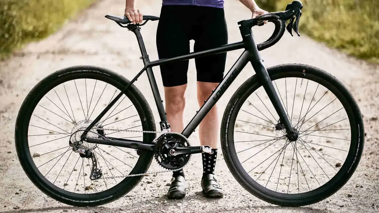 Czarny rower gravel czy cross na szutrowej drodze, gotowy na przygodę.