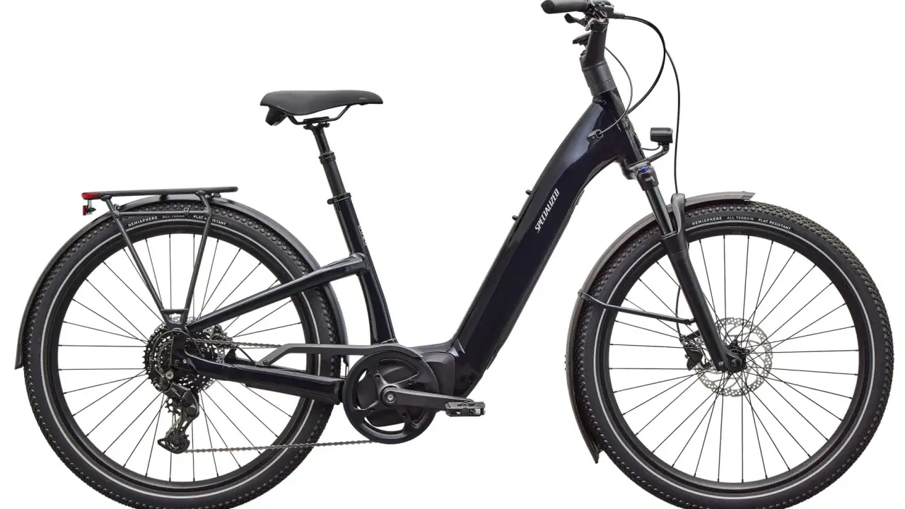 Elegancki, ciemnogranatowy rower elektryczny od renomowanego producenta rowerów elektrycznych. Idealny do miasta i na wycieczki.