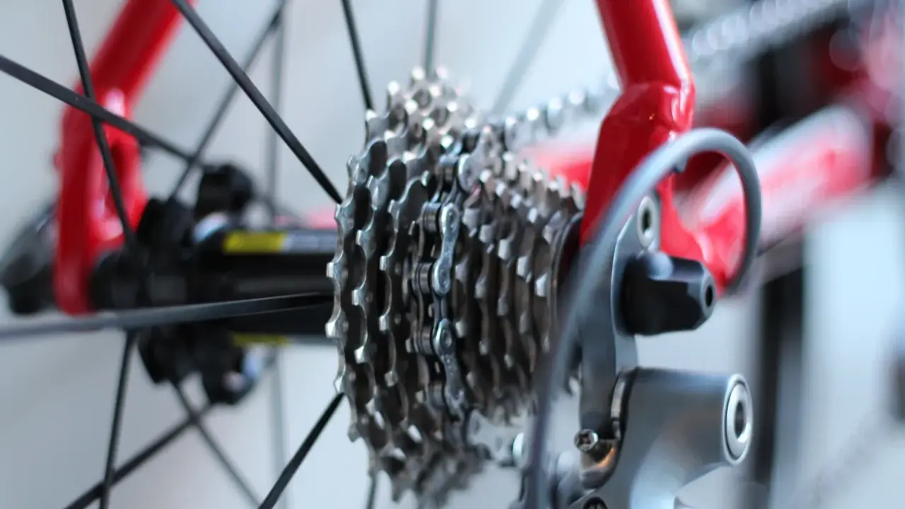 Zbliżenie na kasetę rowerową i przerzutkę, gotowe do wymiany kasety w rowerze.