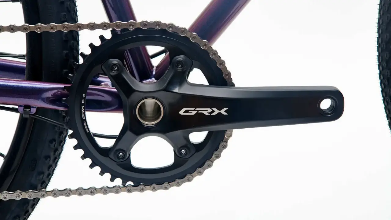 Nowa korba GRX Shimano, gotowa do wymiany suportu starego typu w rowerze.
