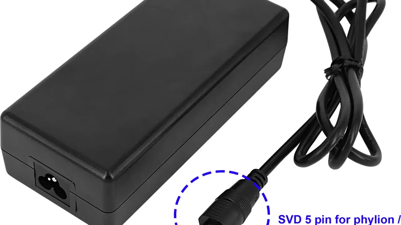 Czarna ładowarka do roweru elektrycznego z kablem i wtyczką 5-pinową SVD do akumulatorów Phylion/Joycube.