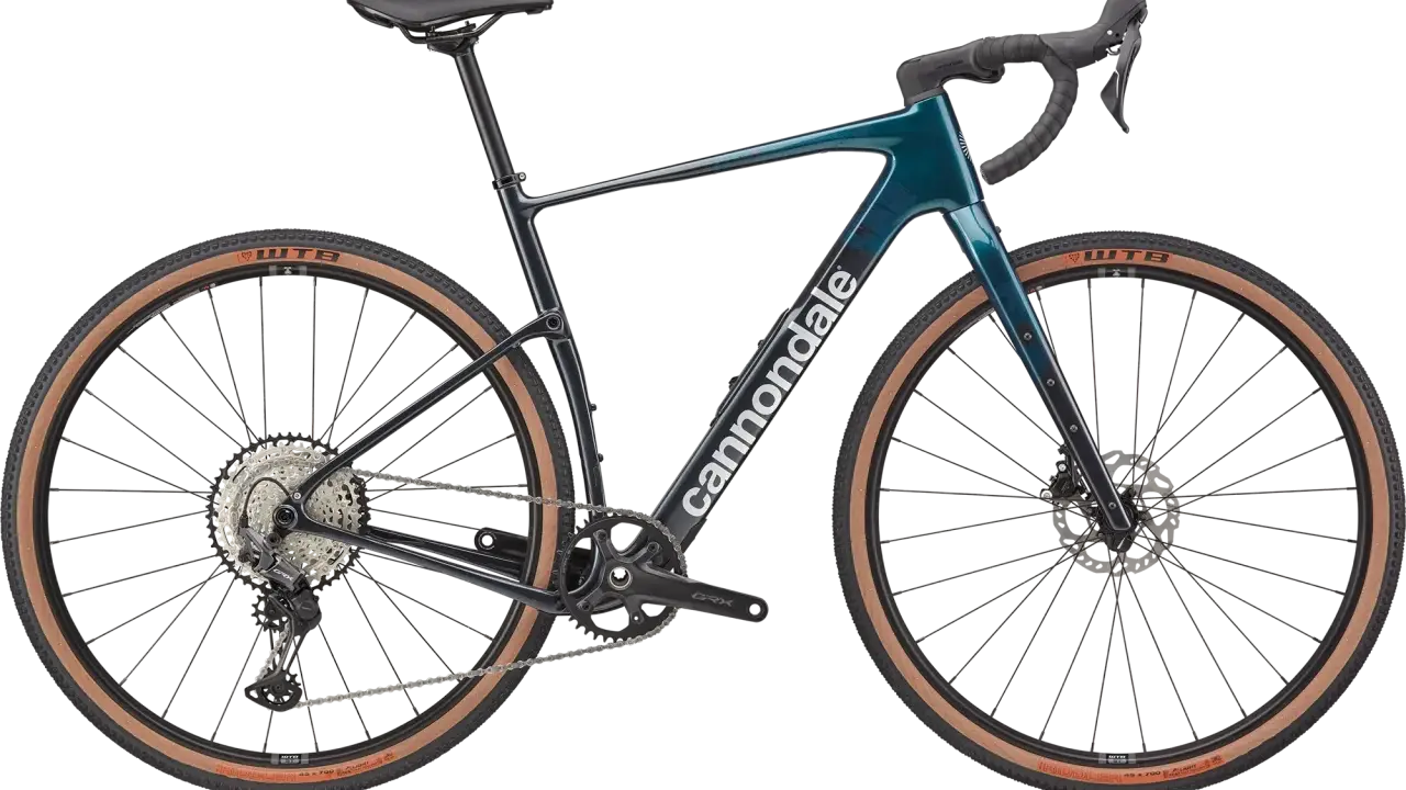 Gravelowy rower **Cannondale Topstone Carbon 3** w kolorze morskim, z szerokimi oponami WTB i napędem Shimano GRX.