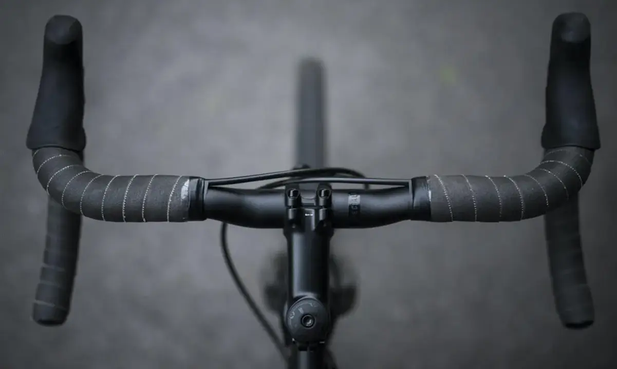 Czarne kierownica rowerowa z owijką. Widok z góry, jak odkręcić kierownicę w rowerze.