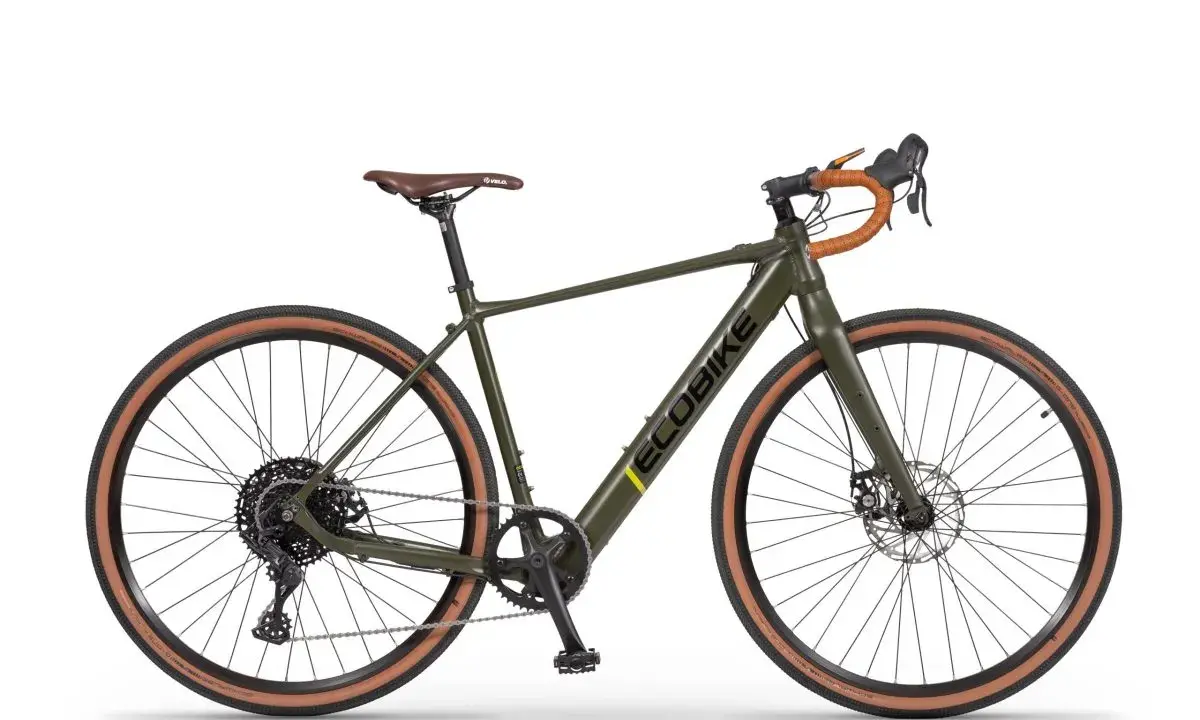 Zielony rower gravelowy z brązowym siodełkiem i owijką kierownicy. Napis "ECOBIKE" na ramie. To firma tworząca rowery.