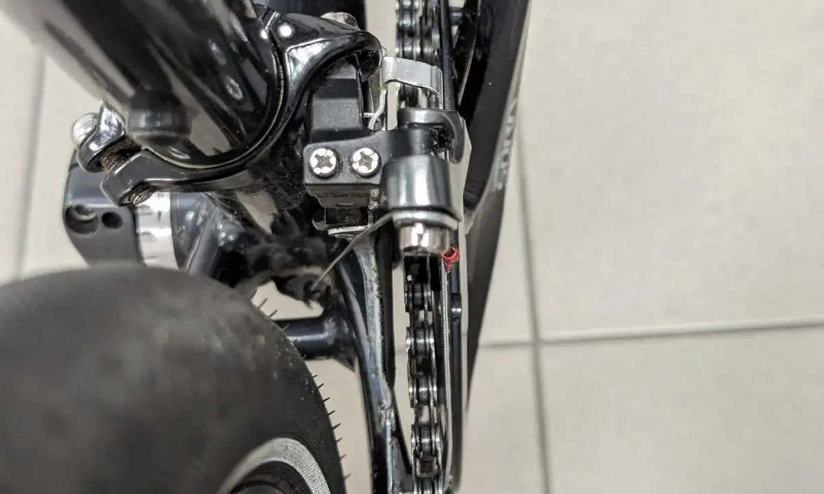 Problem z rowerem: przednia przerzutka nie wchodzi na 3. Widok na mechanizm korbowy, łańcuch i przednią przerzutkę.