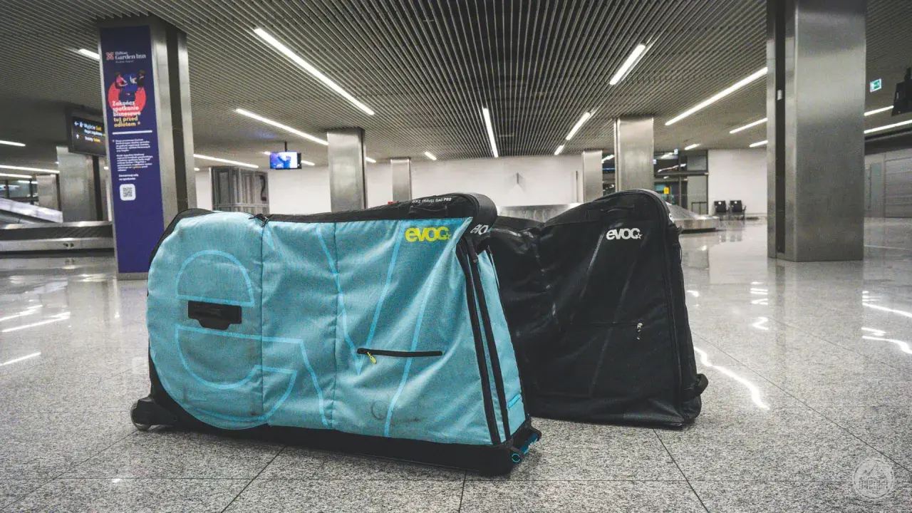 Dwie torby na rowery Evoc czekają na transport samolotem na lotnisku.