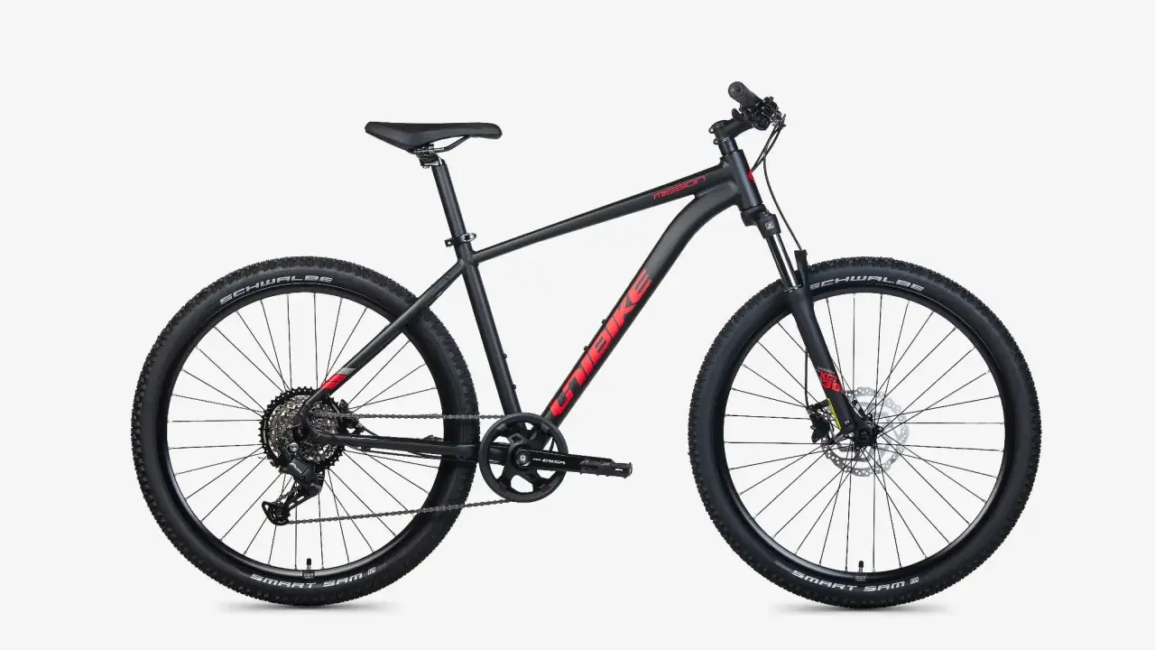 Czarny rower górski Unibike Mission z czerwonym logo. To polska firma, która tworzy rowery dla aktywnych.