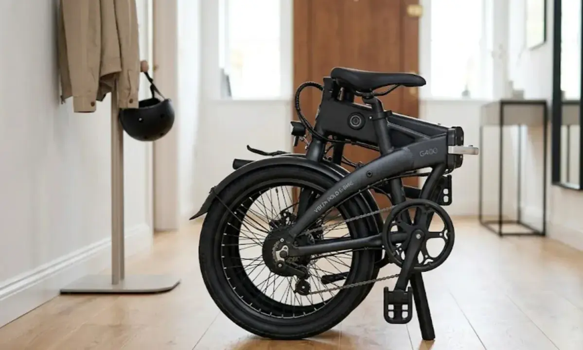 Składany rower elektryczny Volta G400. Sprawdź, co obejmuje gwarancja roweru, by mieć pewność bezpiecznej jazdy. Kask i kurtka czekają.