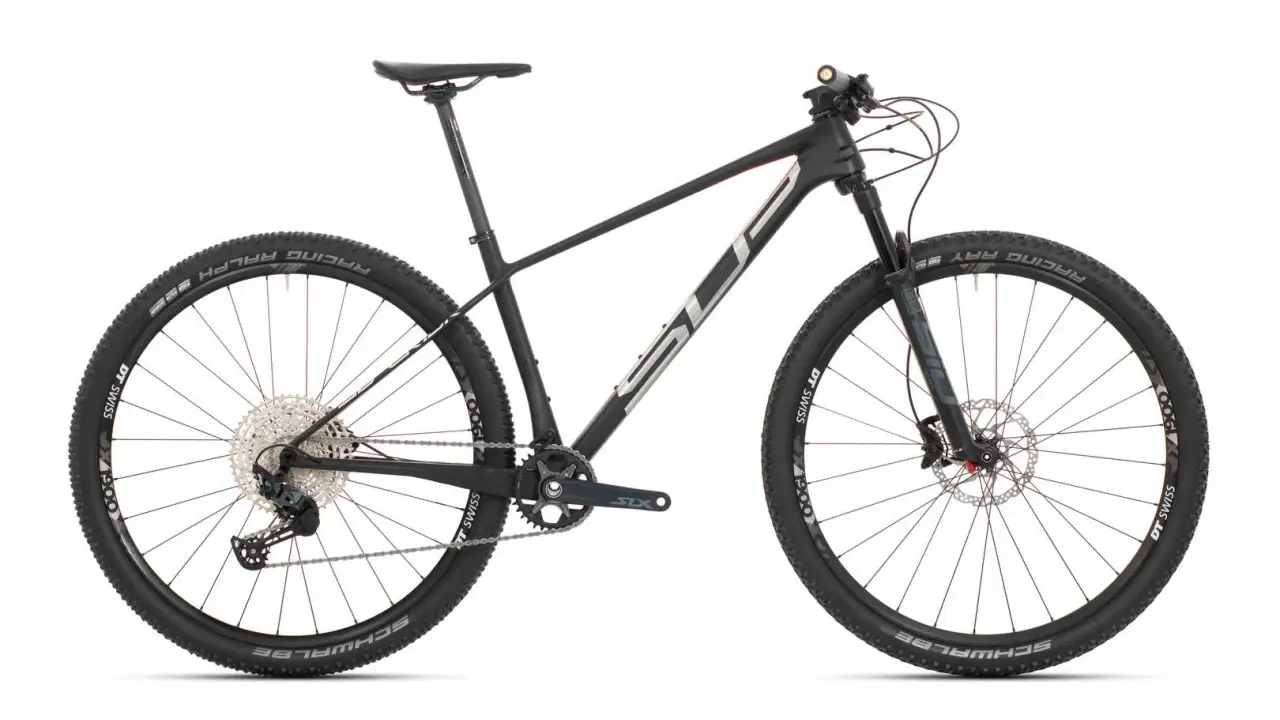 Czarny rower górski Superior XP 969 z pełnym zawieszeniem, oponami Schwalbe i kołami DT Swiss.