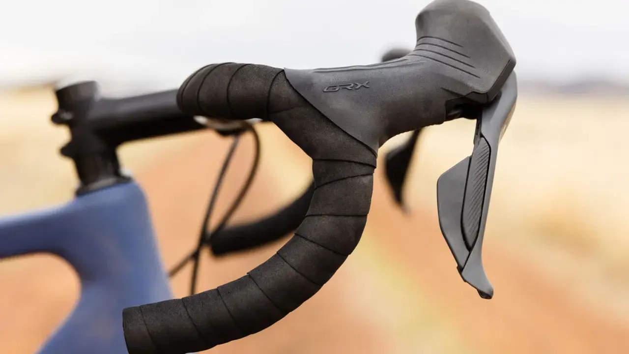 Kierownica gravelowa z owijką i manetkami Shimano GRX, gotowa na przygodę.