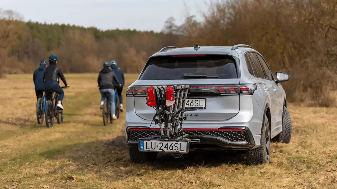 Srebrny SUV z bagażnikiem rowerowym na haku, gotowy na wycieczkę. Wniosek o wydanie tablicy rejestracyjnej na bagażnik rowerowy jest już złożony.