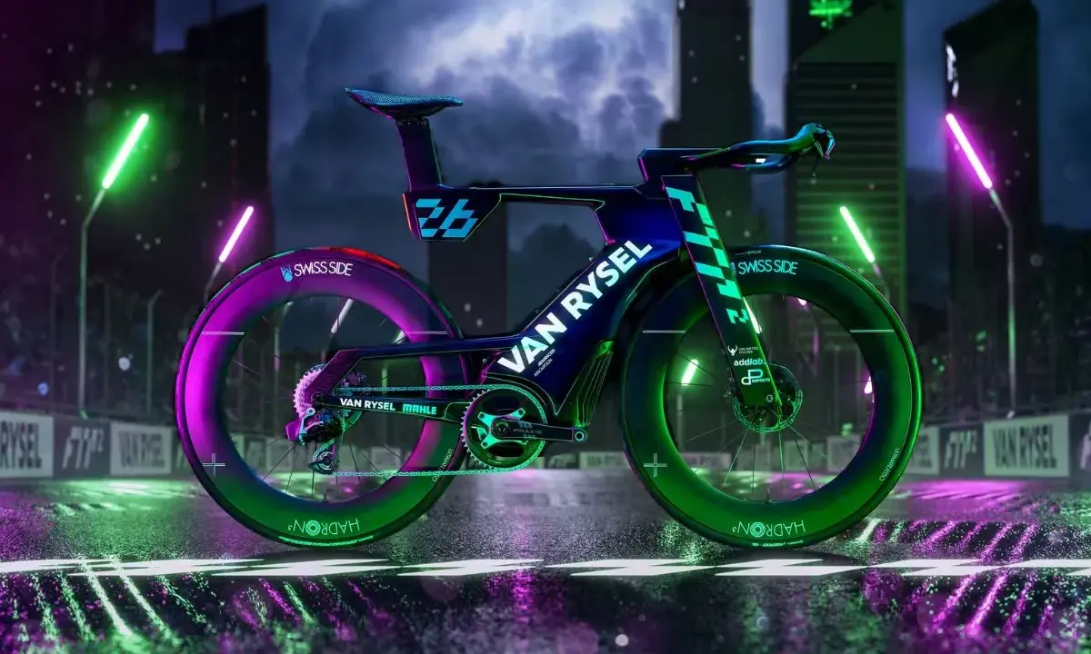 Rower Van Rysel, znanej firmy sportowej, w neonowym blasku miasta.