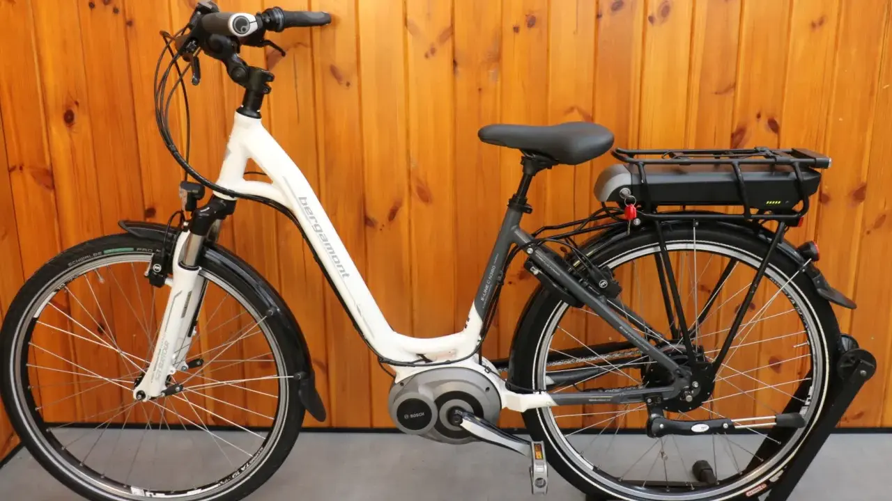 Biały rower elektryczny marki Bergamont z silnikiem Bosch. To świetny wybór dla osób szukających niezawodnego i stylowego środka transportu.