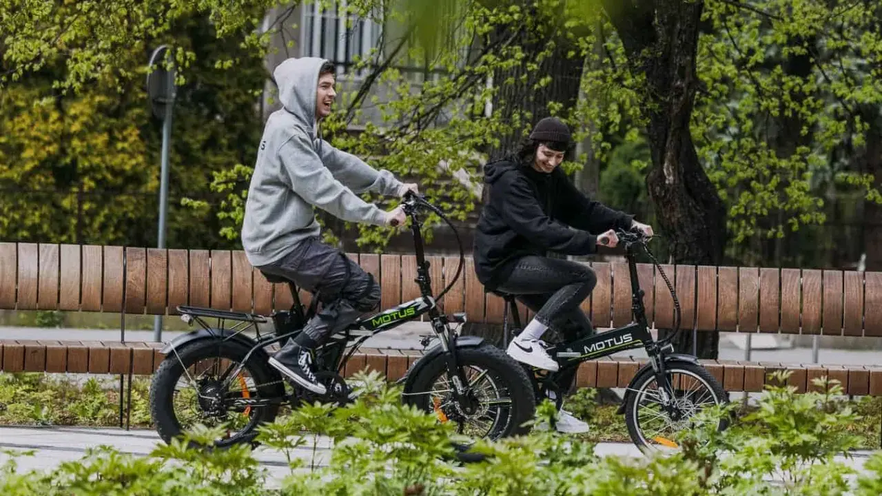 Para cieszy się jazdą na rowerach elektrycznych, idealnych na dofinansowanie do roweru elektrycznego.
