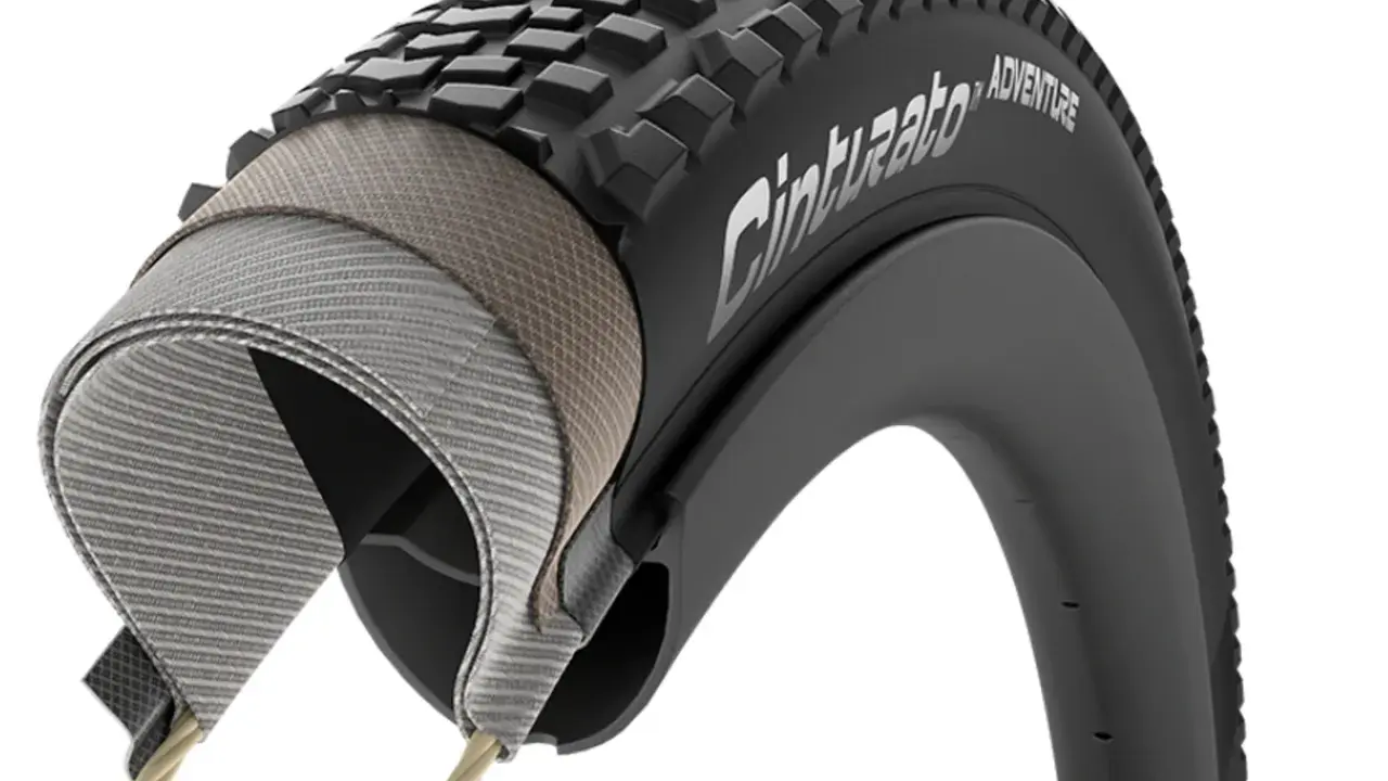 Przekrój opony rowerowej Pirelli Cinturato Adventure. Opona 700x40c jaki to rozmiar? Wytrzymała konstrukcja z wielowarstwowym karkasem.