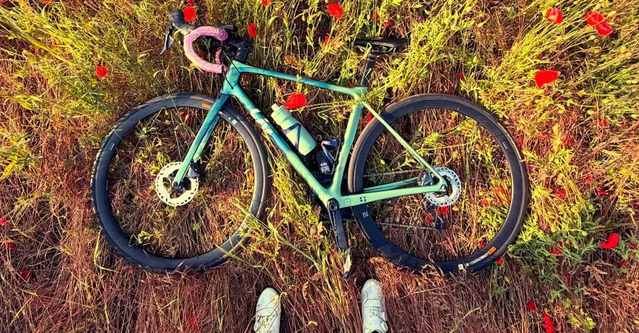 Zielony rower leży wśród maków. Idealna wysokość siodełka wzór do podziwiania natury.