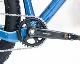 Widok na korbę rowerową Shimano i łańcuch. Dowiedz się, jak odkręcić zapieczone pedały w rowerze, gdy napotkasz takie problemy.