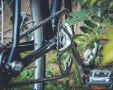 Zbliżenie na mechanizm korbowy i łańcuch rowerowy. Różne rodzaje łańcuchów rowerowych zapewniają płynną jazdę.