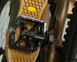 Buty rowerowe z podeszwą Vibram i pedały B'TWIN – idealne, jakie pedały do roweru trekkingowego dla pewnego chwytu.
