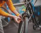 Sprawdzanie hamulców rowerowych, kiedy wymienić klocki hamulcowe w rowerze, to ważny element bezpieczeństwa.