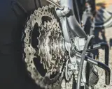 Zbliżenie na kasetę zębatą roweru i łańcuch. Dowiedz się, jak zdjąć łańcuch rowerowy bez spinki, używając odpowiednich narzędzi.