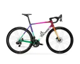 Najdroższy rower szosowy Colnago z gradientowym malowaniem od fioletu przez zieleń do pomarańczy.