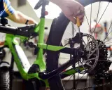 Naprawa roweru na stojaku serwisowym. Dowiedz się, jak zrobić stojak serwisowy do roweru, by samodzielnie naprawiać swój rower.
