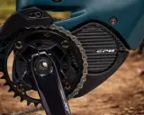 Zbliżenie na napęd roweru elektrycznego z systemem **Shimano STEPS**. Widoczna korba, zębatka, łańcuch i obudowa silnika z napisem EP8.