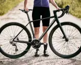 Czarny rower gravel czy cross na szutrowej drodze, gotowy na przygodę.