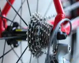 Zbliżenie na kasetę rowerową i przerzutkę, gotowe do wymiany kasety w rowerze.