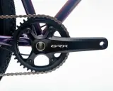 Nowa korba GRX Shimano, gotowa do wymiany suportu starego typu w rowerze.