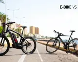 Porównanie wagi roweru elektrycznego i zwykłego roweru. E-bike jest masywniejszy, z widocznym akumulatorem.