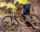 Rowerzysta na szlaku, amortyzatory Rock Shox w akcji. Klasyfikacja sprzętu to klucz do sukcesu w trailu.
