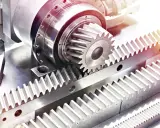 Metalowe tryby i zębatki, tworzące mechanizm przekładni zębatej, gotowe do pracy.