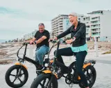 Uśmiechnięci seniorzy na rowerach hybrydowych. Jak działa taki rower? Pomaga w jeździe, dodając mocy!