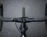 Czarne kierownica rowerowa z owijką. Widok z góry, jak odkręcić kierownicę w rowerze.