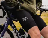 Idealne jakie spodenki rowerowe na długie trasy. Czarny, dopasowany model z logo MARDO na udzie, idealny do jazdy na rowerze.