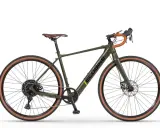 Zielony rower gravelowy z brązowym siodełkiem i owijką kierownicy. Napis "ECOBIKE" na ramie. To firma tworząca rowery.