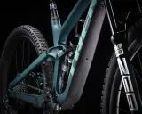 Zielony rower full suspension z amortyzatorem RockShox. Czy to hardtail czy full? Ten rower to zdecydowanie full.