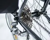 Błyszczący osprzęt Shimano Deore na tylnej przerzutce i kasecie rowerowej.