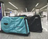 Dwie torby na rowery Evoc czekają na transport samolotem na lotnisku.