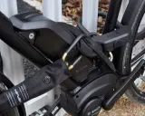Zabezpieczony rower elektryczny z silnikiem Bosch. Dowiedz się, jak odblokować rower elektryczny, usuwając łańcuch Hiplok.