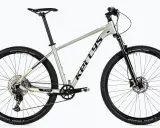 Lekki, szary rower górski Kellys Spider, rower bez amortyzatora, z czarnymi oponami Schwalbe i przerzutkami Shimano.