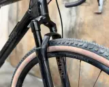 Czarny rower gravelowy marki Trek, z widocznym amortyzatorem i oponą Bontrager. To świetny wybór dla miłośników przygód.