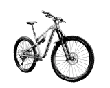 Srebrny rower górski, idealny na trudne trasy. Czy to rower crossowy czy mtb? Zdecydowanie ten drugi, gotowy na każde wyzwanie.