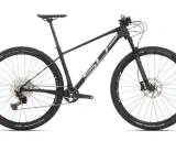 Czarny rower górski Superior XP 969 z pełnym zawieszeniem, oponami Schwalbe i kołami DT Swiss.