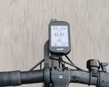 Na kierownicy roweru zamontowany jest licznik Garmin, który pokazuje dystans 7.11 km, tętno 146, rytm 102, temperaturę 6.2°C i aktualny czas 13:43. Prędkość 31.3 km/h jest widoczna na ekranie.