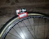 Nowa szytka rowerowa Vittoria Cross XL 33-28" czeka na założenie na obręcz koła.