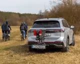 Srebrny SUV z bagażnikiem rowerowym na haku, gotowy na wycieczkę. Wniosek o wydanie tablicy rejestracyjnej na bagażnik rowerowy jest już złożony.