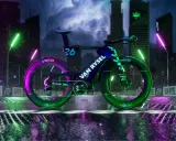 Rower Van Rysel, znanej firmy sportowej, w neonowym blasku miasta.